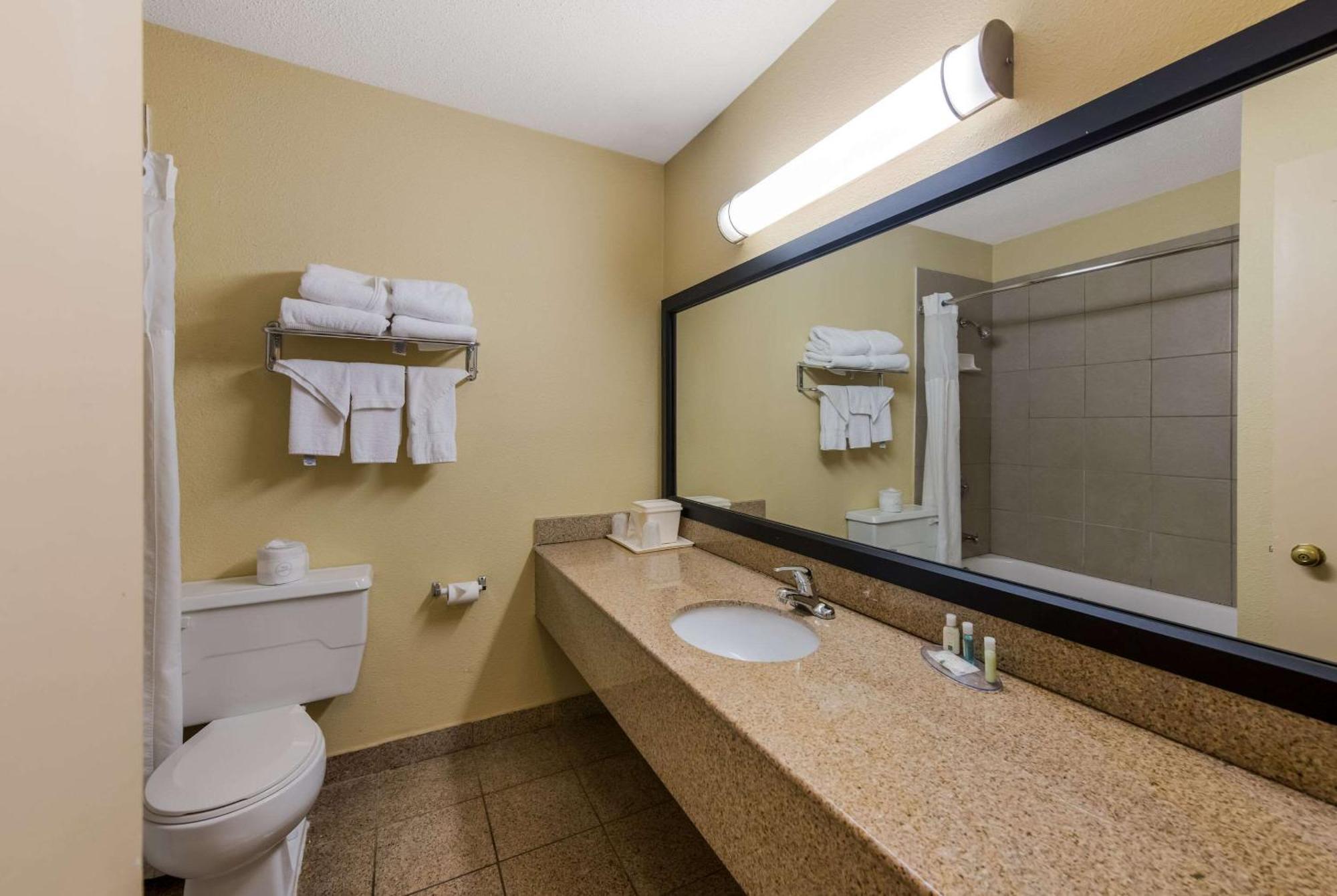 Quality Inn Airport Woodson Terrace Ngoại thất bức ảnh